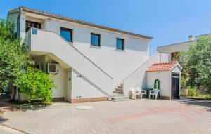 1 Bedroom Nice Apartment In Nin