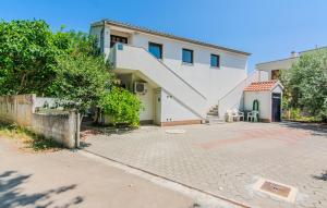 1 Bedroom Nice Apartment In Nin 