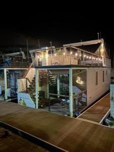 Marina Luxury Houseboat Lace 