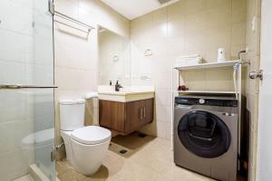 Cebu City Center Suite- Scenic view with Balcony