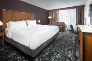 Deluxe King Room room in Four Points by Sheraton Kansas City Airport