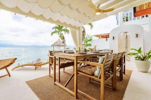 Kala Zoe Beachfront living