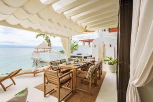 Kala Zoe Beachfront living