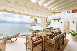 Kala Zoe Beachfront living