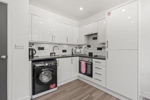 Cardiff Gem with Spa and Free Parking