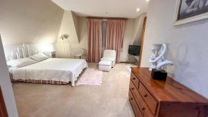 Chalet con piscina y 2000 m de jardín