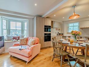 3 Bed in Tenby 92150