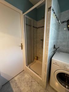 Sejours chez l'habitant Chambre avec lit rond insolite proche gare TGV : photos des chambres