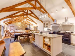 4 Bed in Hope Cove 90027