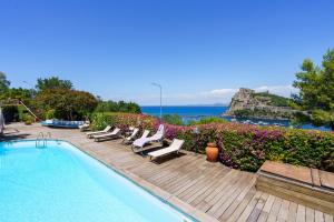 Villa Massimo Cartaromana with wide pool and view on the Castle