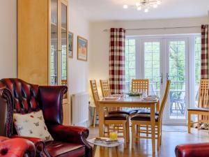 3 Bed in Stepaside FB047