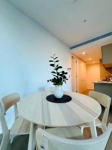 Luxury 2Bed2Bath Apt Near Crown Parking