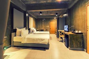 Kroque Boutique & Bistro