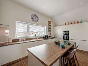 3 Bed in Westward Ho 78075