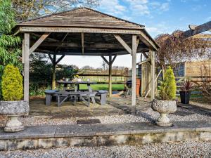 3 Bed in Gower 93942