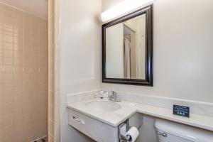 Queen Room room in Americas Best Value Inn Ashtabula/Austinburg
