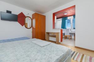 Apartments by the sea Duce, Omis - 2758