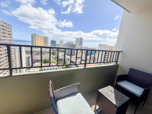 Royal Kuhio 1812 - 1BR with partial ocean view in the Heart of Waikiki with Free Parking!