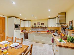 2 Bed in Lyonshall 93321