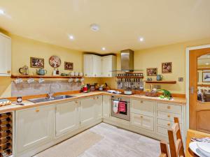 2 Bed in Lyonshall 93321