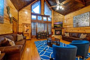 The Great Escape 4BR w Game Room - Hot Tub - Sleeps 14