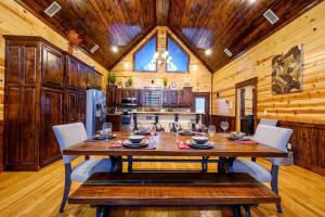 The Great Escape 4BR w Game Room - Hot Tub - Sleeps 14