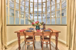 Couples Retreat, Bar, Library, 24 hour Security