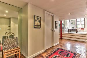 Couples Retreat, Bar, Library, 24 hour Security