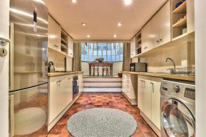 Couples Retreat, Bar, Library, 24 hour Security