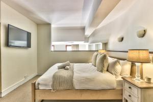 Couples Retreat, Bar, Library, 24 hour Security