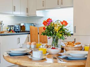 2 Bed in Tenby FB229