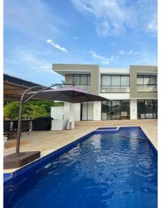 Casa con piscina y BBQ en Lagos del Peñón Girardot
