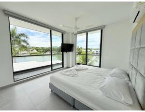 Casa con piscina y BBQ en Lagos del Peñón Girardot