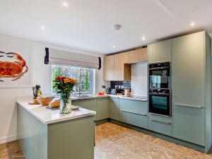 5 Bed in Appledore 95680
