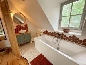 Maisons de vacances Gite proche chateaux, jardin, parking, max 4 pers - FR-1-381-631 : photos des chambres