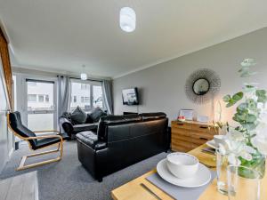 2 Bed in Freshwater East FB211
