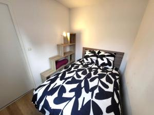 AGREABLE APPARTEMENT REFAIT A NEUF DANS UNE RESIDENCE DE VACANCES - FR-1-92-946