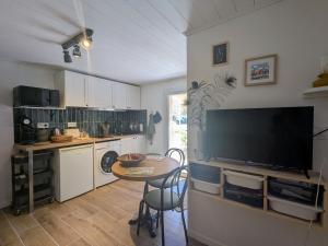 Maisons de vacances Charmante maisonnette renovee au bord de la Loire pour une escapade a deux - FR-1-582-536 : photos des chambres