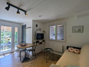 Maisons de vacances Charmante maisonnette renovee au bord de la Loire pour une escapade a deux - FR-1-582-536 : photos des chambres