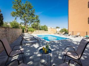 Apartment with shared swimming pool