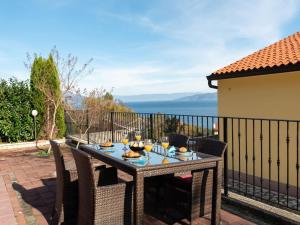Sea-View Holiday Home, Ravni
