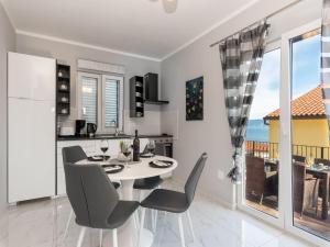 Sea-View Holiday Home, Ravni