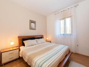 Sea-View Holiday Home, Ravni