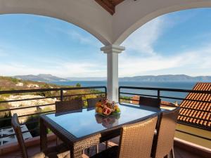 Sea-View Holiday Home, Ravni