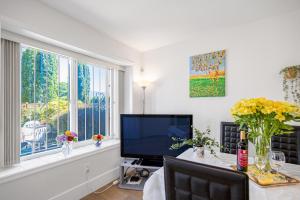 2 Bds suite beautiful Yard near PNE