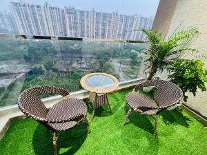 The Glammy Premium Flat for Family Couples & Solo