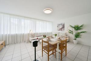 Lovely Spacious 3 Room Apt in City Center Sleeps 6