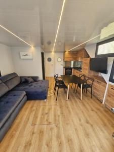 Hausboot KOMET Luxus und Natur pur max 5 Pers