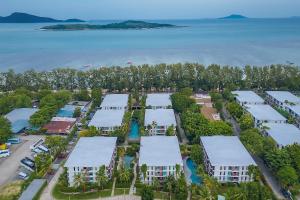 C221 Peaceful Stay Pool,Sauna, Walk to Beach