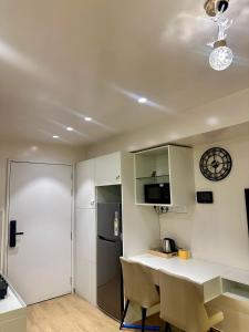 Neon Vimannagar studio near Pune Airport Symbiosis College 5 min walk